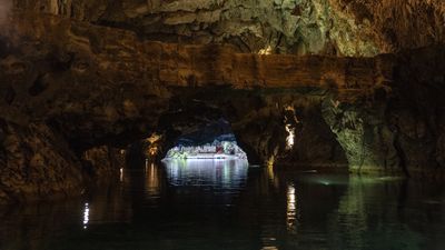 Antalya'nın yer altı cenneti Altınbeşik Mağarası ziyaretçilerini büyülüyor