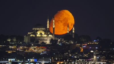 İstanbul semalarında büyüleyici buluşma: Ay, Süleymaniye ile aynı karede