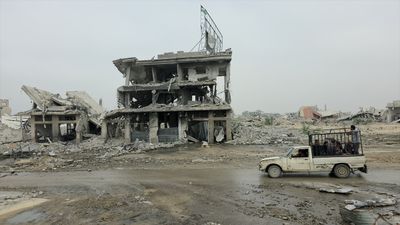 Gazze'de yıkım devam ediyor: Beni Suheyla'da siviller enkazda umut arıyor