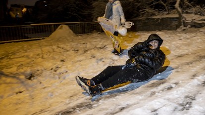 Ankara'da kar yağışı sonrası sokaklar beyaza büründü