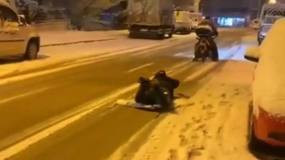 Ankara'da yağan karın tadını çıkartan adam