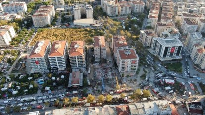 İzmir'de 36 kişiye mezar olan apartman davasında belediye görevlileri hakim karşısında