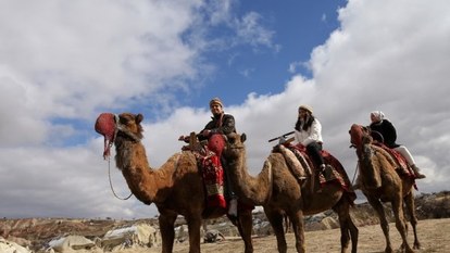 Turistler Kapadokya'yı deve sırtında keşfediyor