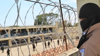El Salvador hapishanelerinden birbirinden ilginç kareler