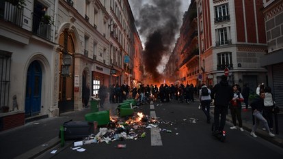 Paris'in nabzı düşmüyor! Emeklilik reformuna karşı sokağa inen göstericilerden kareler