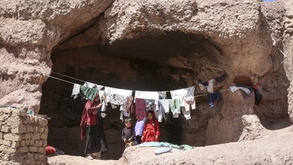 Afganistan'da binlerce aile, mağaralarda yaşamaya çalışıyor