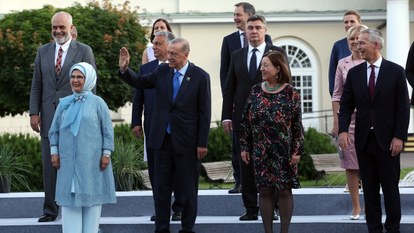NATO Zirvesi'nde liderler ve eşleri yemekte buluştu
