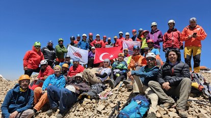 Dağcılar Hakkari'de zirveye çıktı