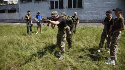 Ukrayna'da gençlere bir günlük askeri eğitim