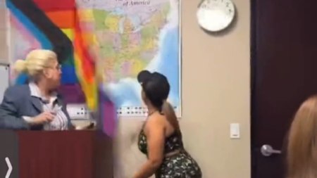 ABD'de LGBT bayrağının sınıftan indirilme anı