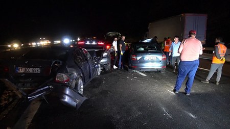 Düzce'de 11 aracın karıştığı zincirleme kazada 6 kişi yaralandı
