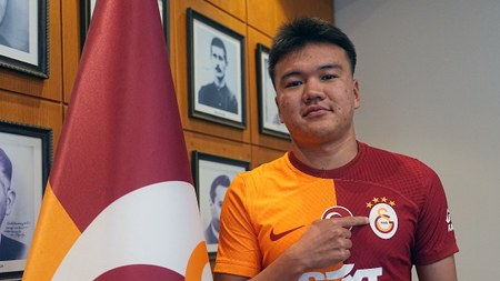 Galatasaray, Beknaz Almazbekov'la profesyonel sözleşme imzaladı