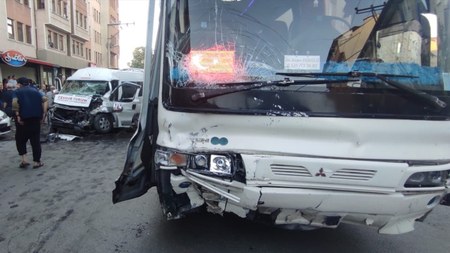 Kütahya'da freni arızalanan otobüsün 6 araca çarptığı kazada 3 kişi yaralandı