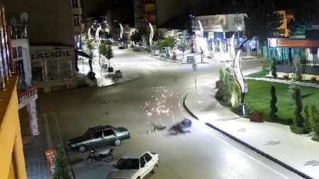 Burdur'da kaldırıma çarpan motosiklet 100 metre sürüklendi