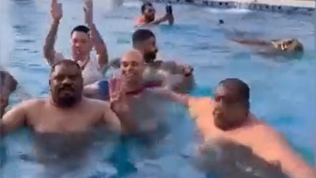 Dubai'de eğlence anlayışı! İş insanından havuzdaki arkadaşlarına kaplan sürprizi