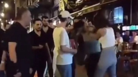 İstanbul'da sokak ortasında erkek arkadaşını dövdü