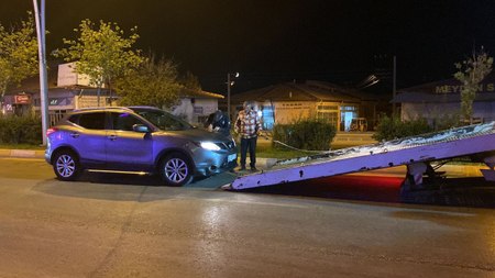 Çorum'da zincirleme trafik kazası! Yoldan geçen genç sürücüyü sırtından bıçakladı...