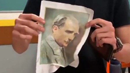 Liseli gençten Atatürk'ün fotoğrafına büyük saygısızlık