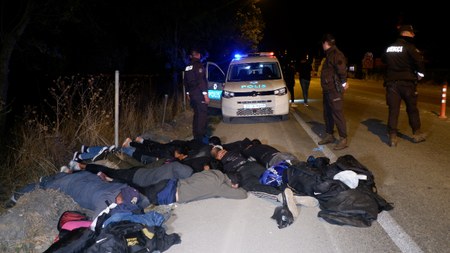 Edirne'de göçmen operasyonu! Bir araç kaza yaptı, bir araçtan 9 göçmen yakalandı...