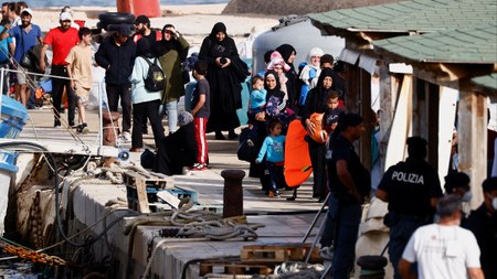 Lampedusa'ya göçmen akını: İtalyan adasına son 48 saatte ulaşanların sayısı