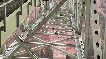 ABD'de video çekmek için çıktığı köprünün altında asılı kaldı
