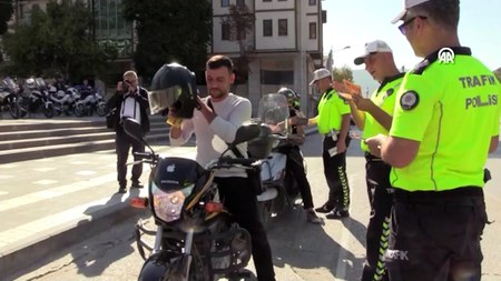 Amasya polisi, motosiklet denetimlerini kask dağıtarak gerçekleştirdi
