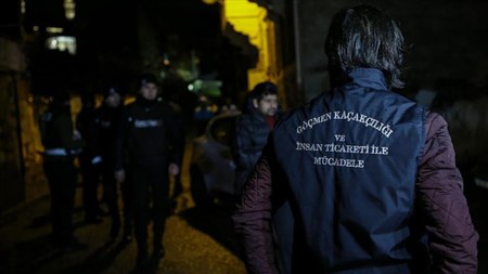 Türkiye genelinde huzur operasyonu! 26 göçmen kaçakçısı yakalandı