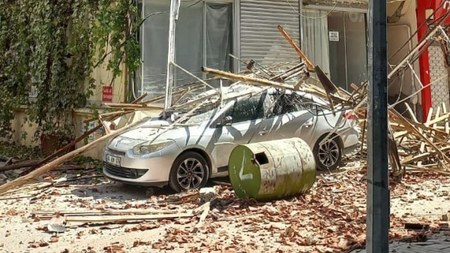 Malatya'da depremle hasar alan binanın çatısı araçların üzerine çöktü: O anlar..