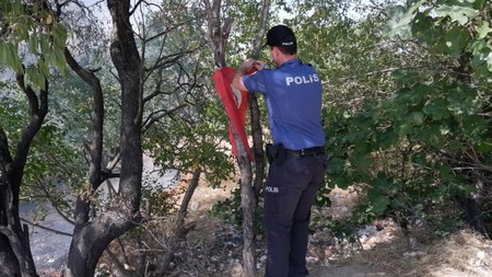 Edirne'de yangın! Polis memuru Türk bayrağına zarar gelmemesi için çabaladı...