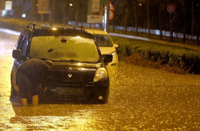 İstanbul'da sağanak yağış etkisini sürdürüyor 