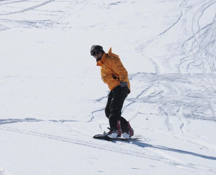 Hakkari'de 2 bin 700 rakımda kayak keyfi 