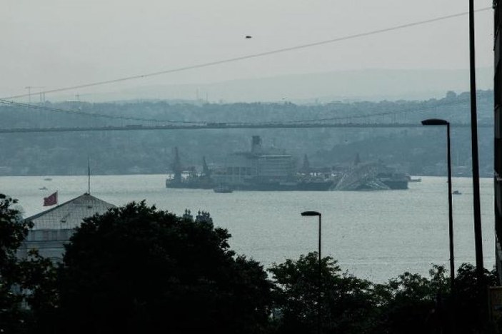 İstanbul Boğazı'ndan geçen dev boru döşeme gemisi