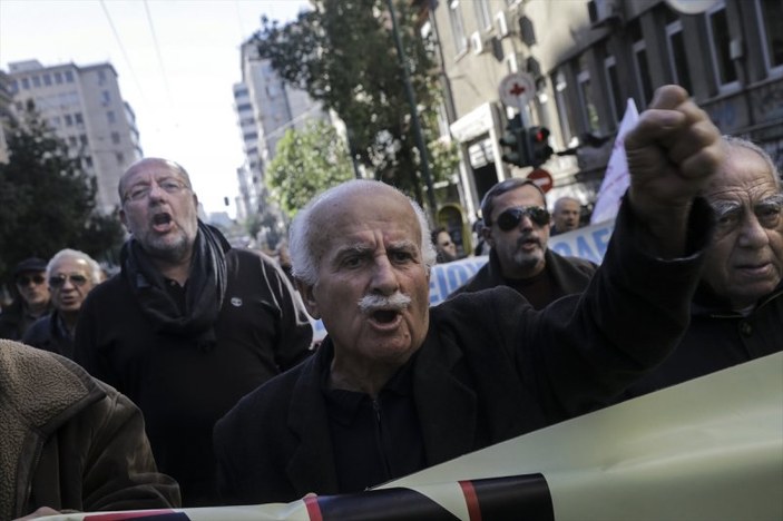 Yunanistan'da emekliler sokağa döküldü