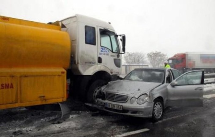 AK Parti Milletvekillerinin aracı kaza yaptı