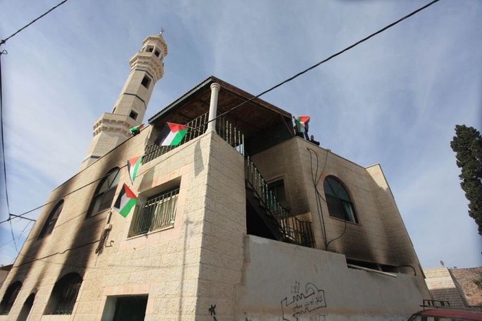 Yahudi yerleşimciler Batı Şeria'da cami yaktı
