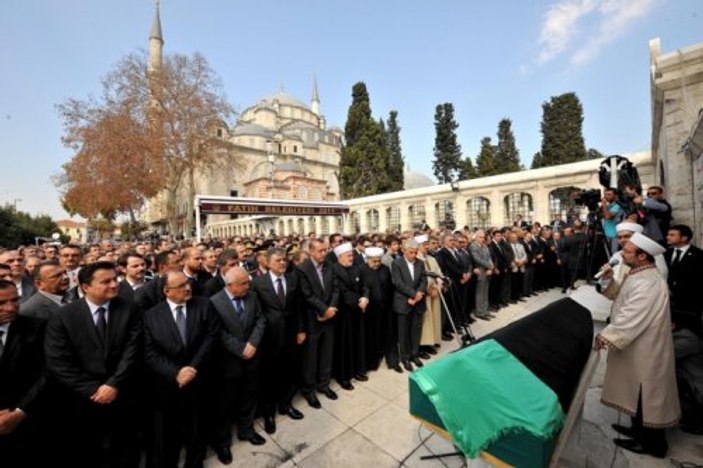 Başbakan Erdoğan annesini toprağa verdi