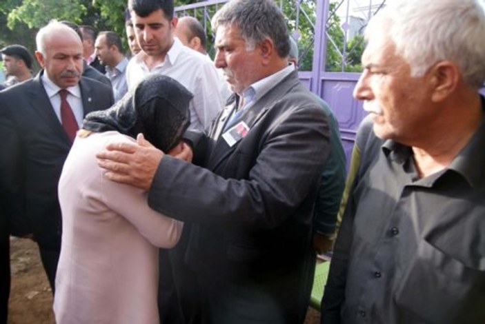 Bakan Şahin şehit babasının elini öptü