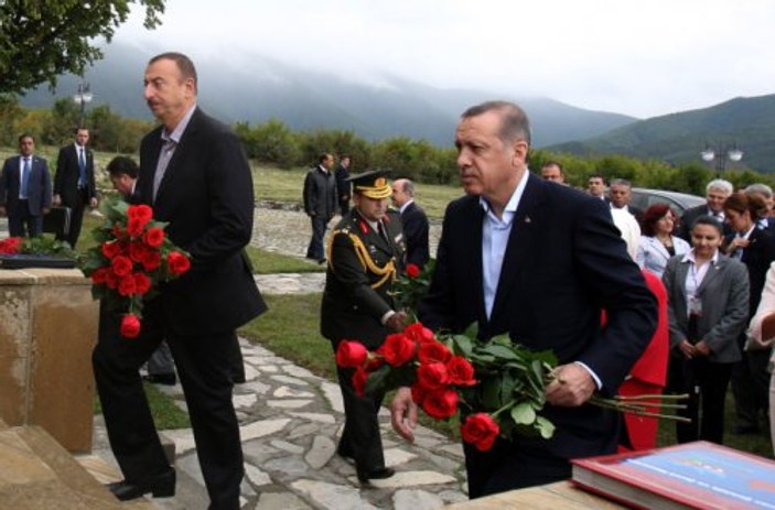 Başbakan Erdoğan Azerbaycan'daki Türk şehitliğinde 