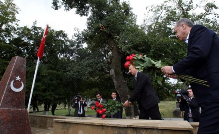 Başbakan Erdoğan Azerbaycan'daki Türk şehitliğinde 