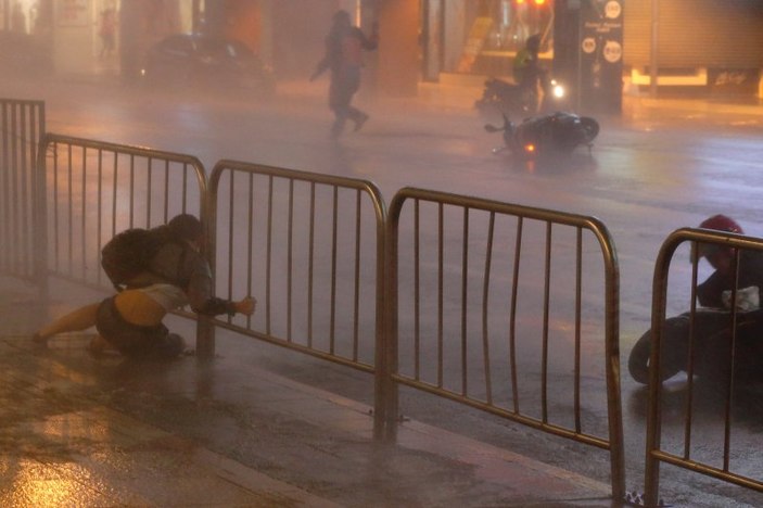 Fırtına Hong Kong'u adeta uçurdu