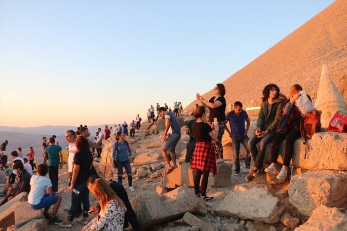Nemrut Dağı bu bayram 20 bin ziyaretçiyi ağırladı