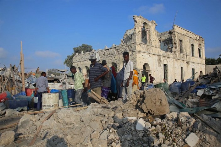 Somali'de bomba yüklü araçlarla saldırı: 21 ölü