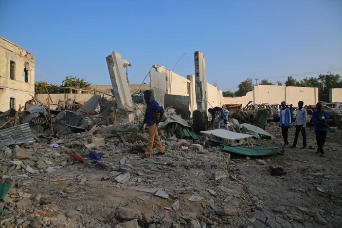 Somali'de bomba yüklü araçlarla saldırı: 21 ölü