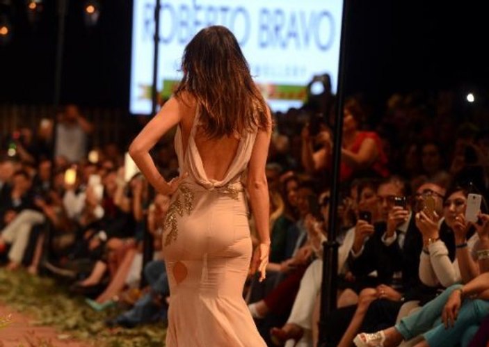Manken Irina Shayk'ın elbisesi yırtıldı