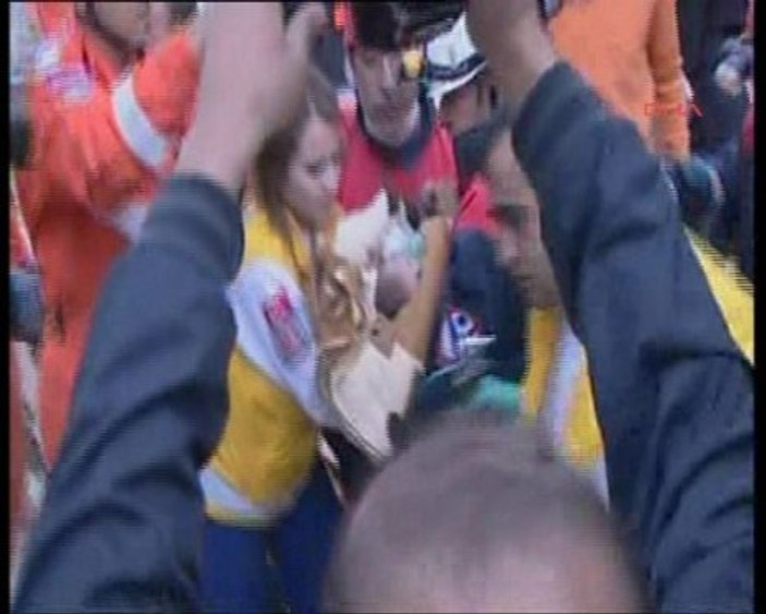 Van Depremi'nin mucizesi Azra bebek