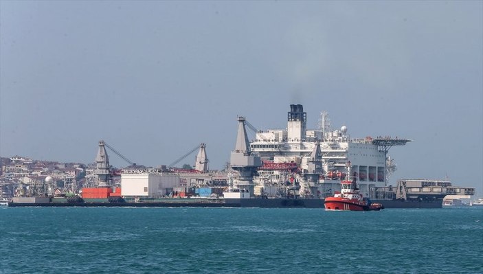 İstanbul Boğazı'ndan geçen dev boru döşeme gemisi