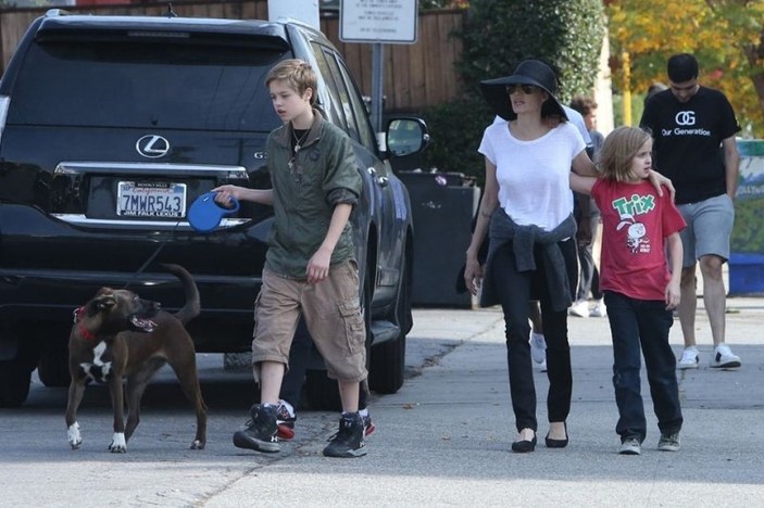Angelina Jolie çocuklarıyla birlikte görüntülendi 