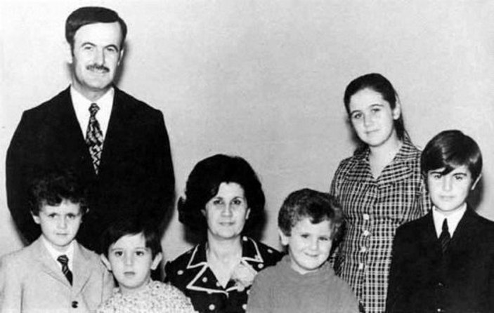 Esad bu günlerini mumla arıyor 