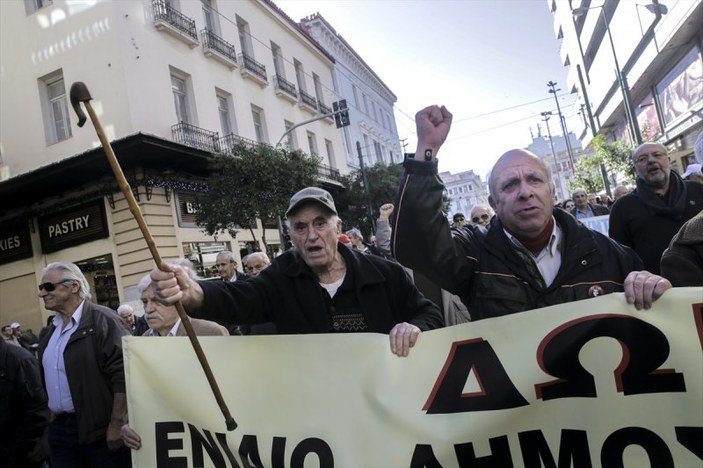 Yunanistan'da emekliler sokağa döküldü