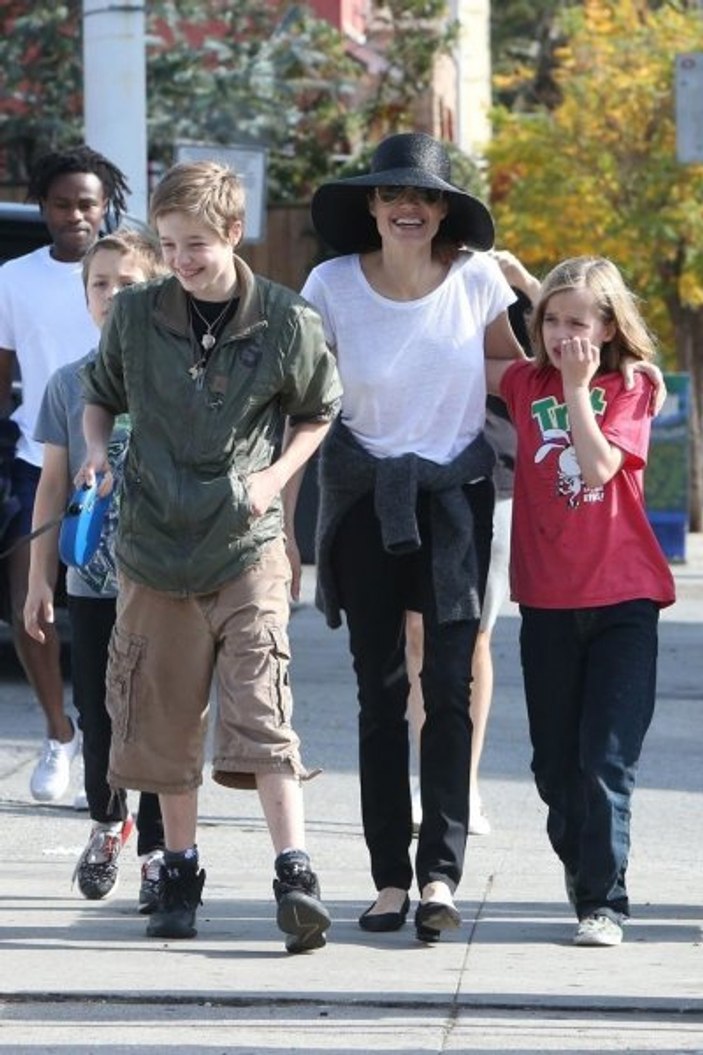 Angelina Jolie çocuklarıyla birlikte görüntülendi